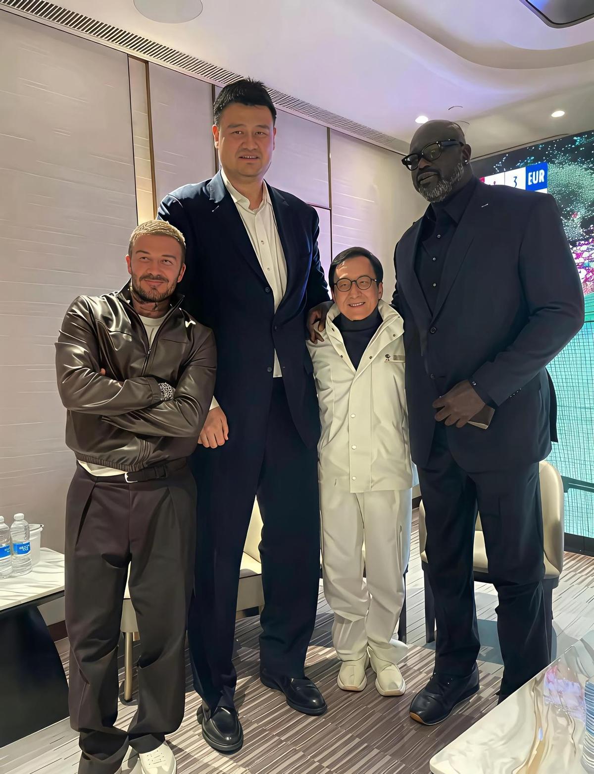 这张合影最震撼的，是成龙实际身高只有1米7。站在2米16的姚明和2米16的奥尼