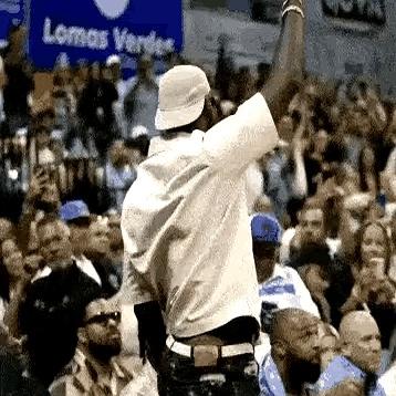 詹姆斯这次闹了个乌龙。现场欢呼声浪大，他以为是冲自己来的，站起来挥手致意，还做了