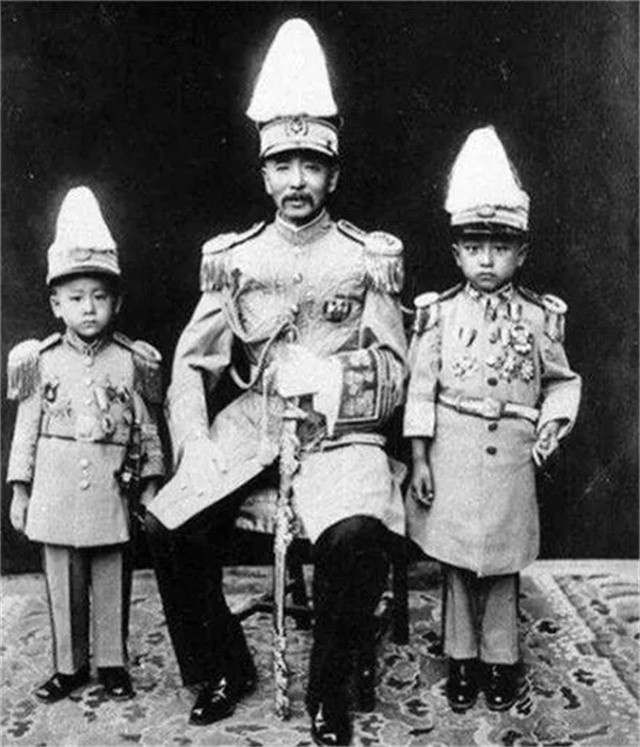 1906年，张作霖经过一个村庄，遇见一位农家女子。只见她挑着两个水桶，走在晨光之