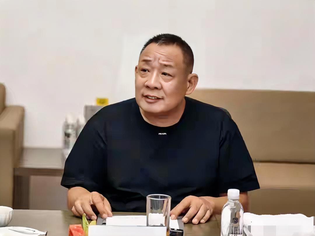 于东来的生命理念确实酷到没朋友！3月10日，他在社交媒体分享，希望活着自由快乐，