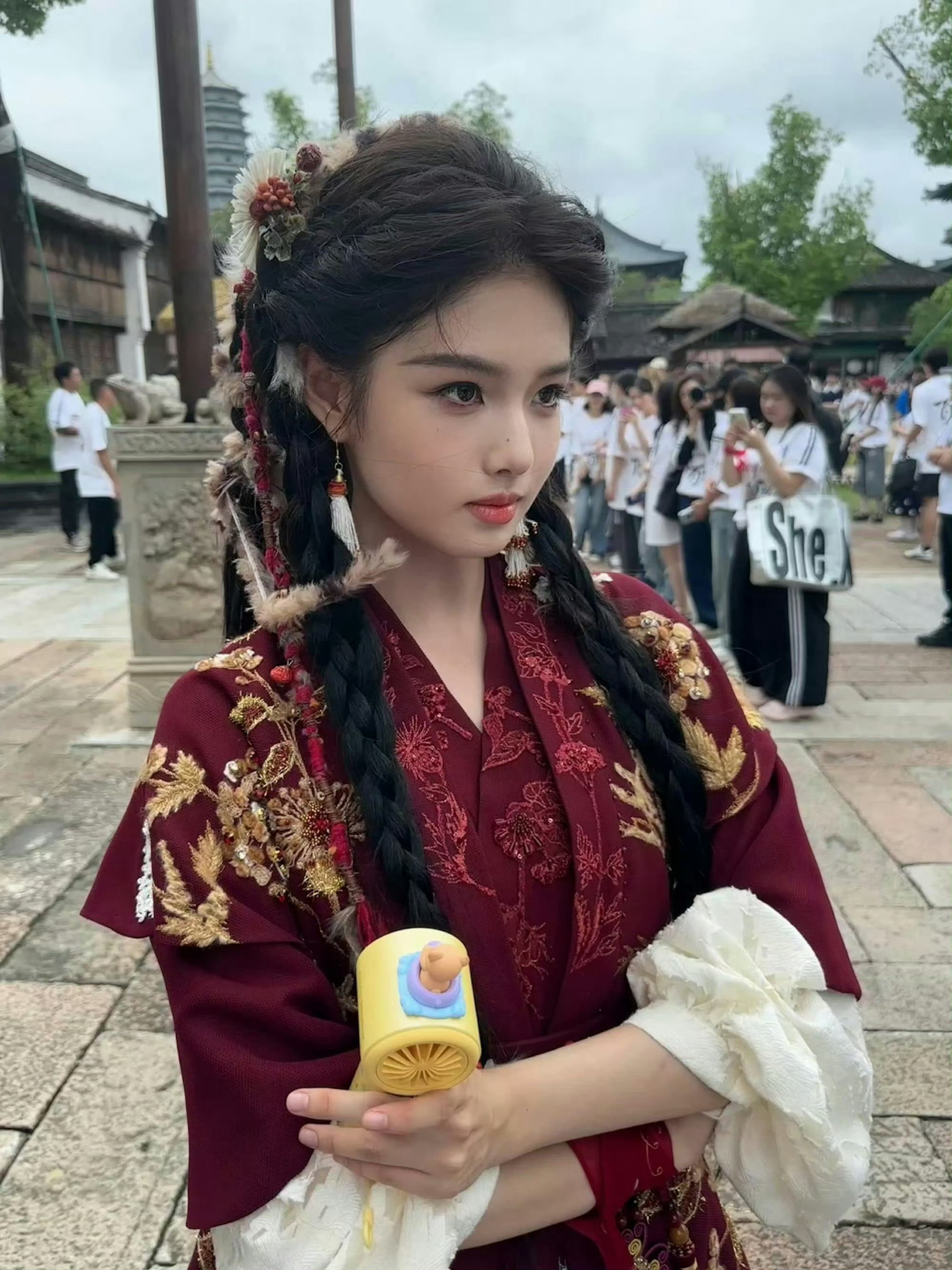 郭敬明把艾米婴儿肥减没了郭导剧组“减肥训练营”果然名不虚传。婴儿肥消失之后气质大