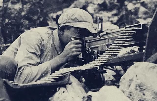 1951年，志愿军战士缴获了一挺新机枪，带到战场上却发了愁，没想到美军的机枪还“
