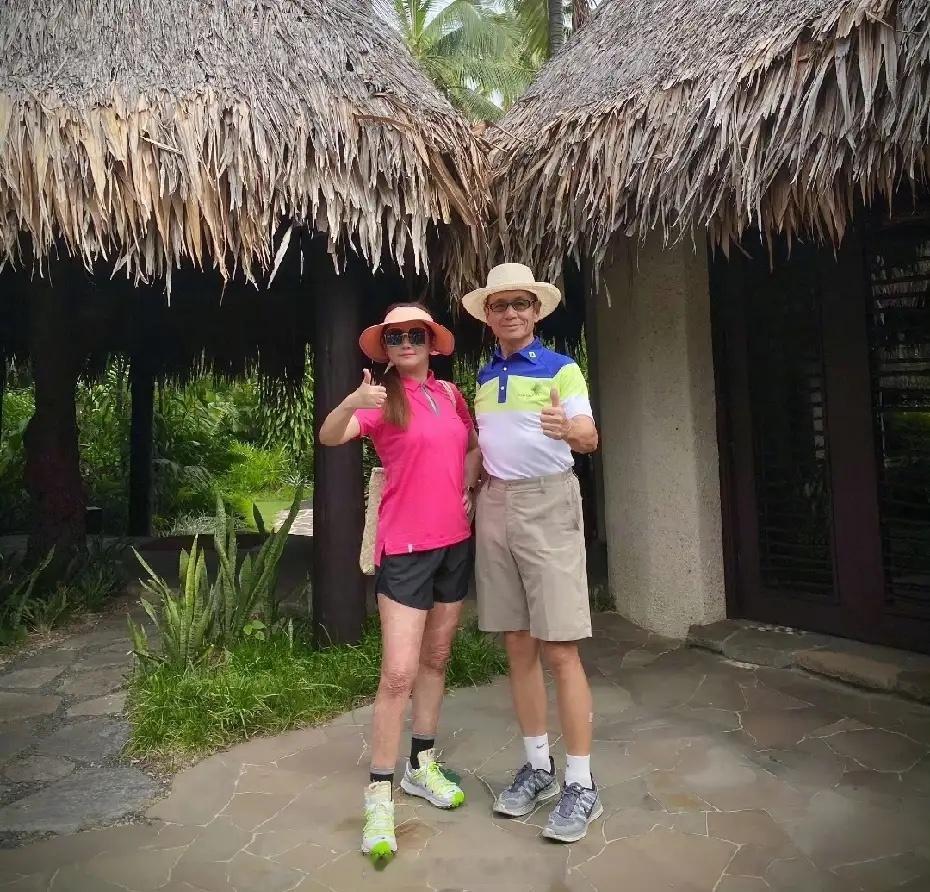 任家萱晒出全家福，带孩子回娘家过母亲节！她儿子叫小腰果，已经这么大了，还会配合大