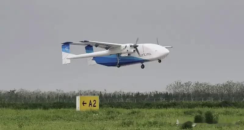 [呲牙笑]现在民用无人机都得强调一下“高原性能”——刚刚试飞成功的HH-200（