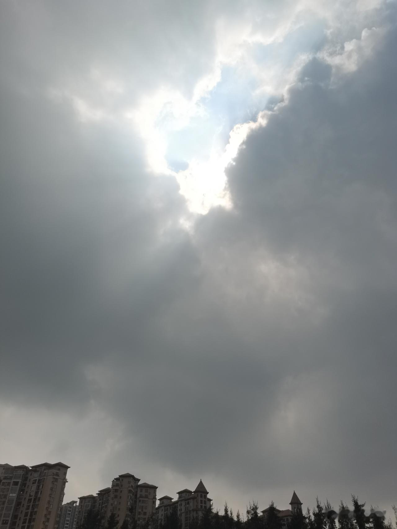 七律·云水禅心云在青天水在瓶，闲中滋味静中明。松涛绕寺催禅定，溪月穿云照
