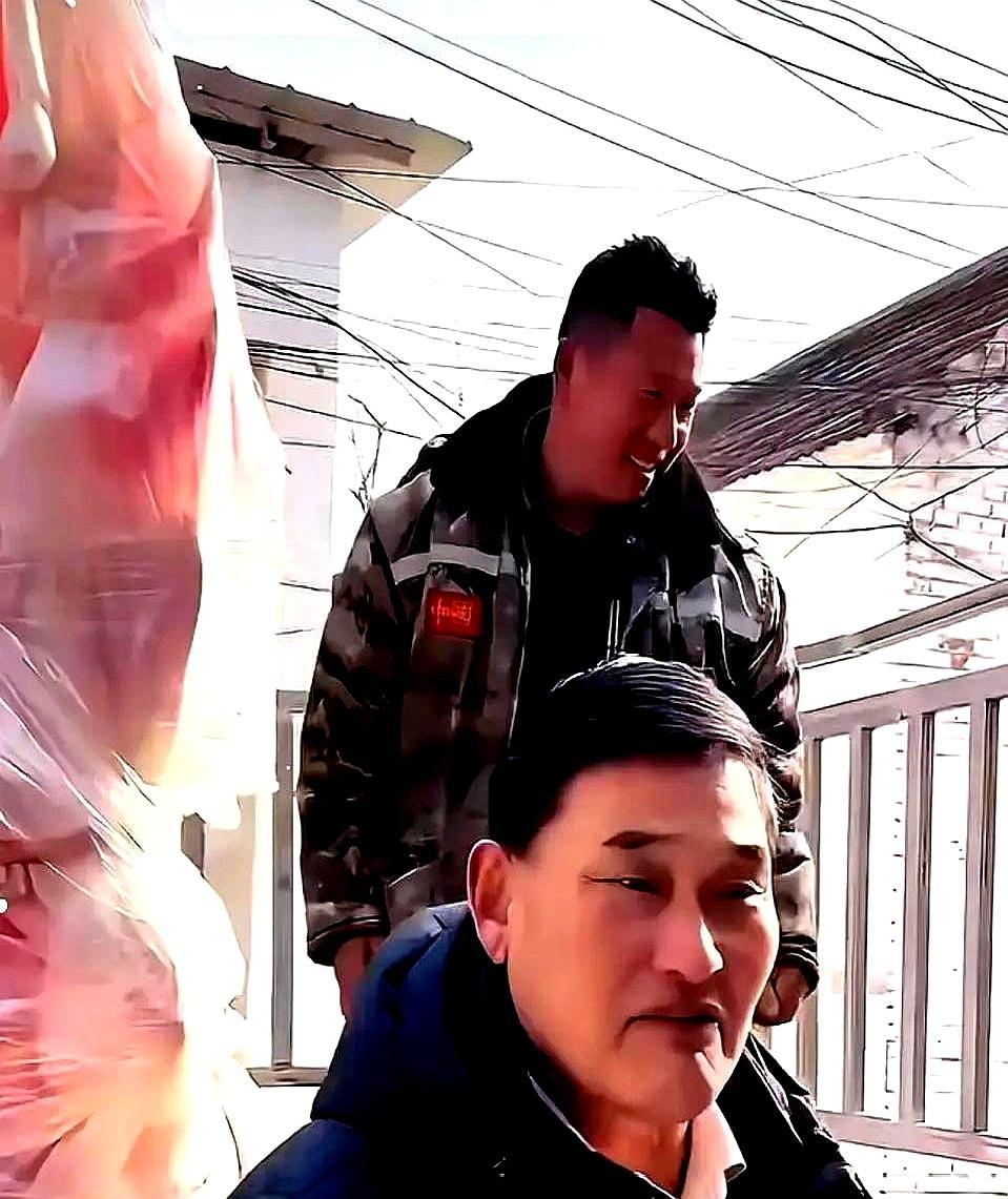 大衣哥家这事儿，最有意思的是他新儿媳妇陈萌。这姑娘脑子可太清醒了。前一个天