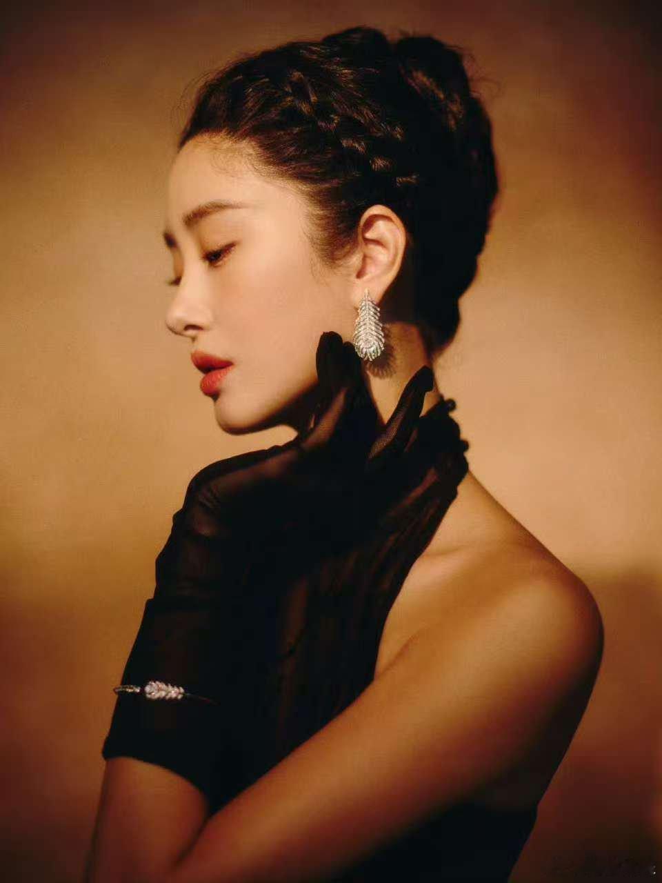 杨采钰东方骨相美这姐的颜和气质真的绝了，每次出场都自带bgm的那种[点赞]