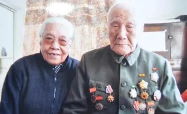 1940年9月，延安，毛主席去食堂时，一个人拎着木棍朝毛主席后脑勺砸去，千钧一发