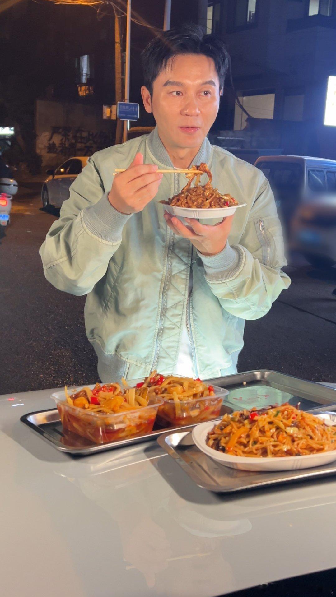 柳州偶遇李晨吃螺蛳粉李晨来柳州是懂吃的！不参加活动直奔螺蛳粉摊，路边车前埋头狂