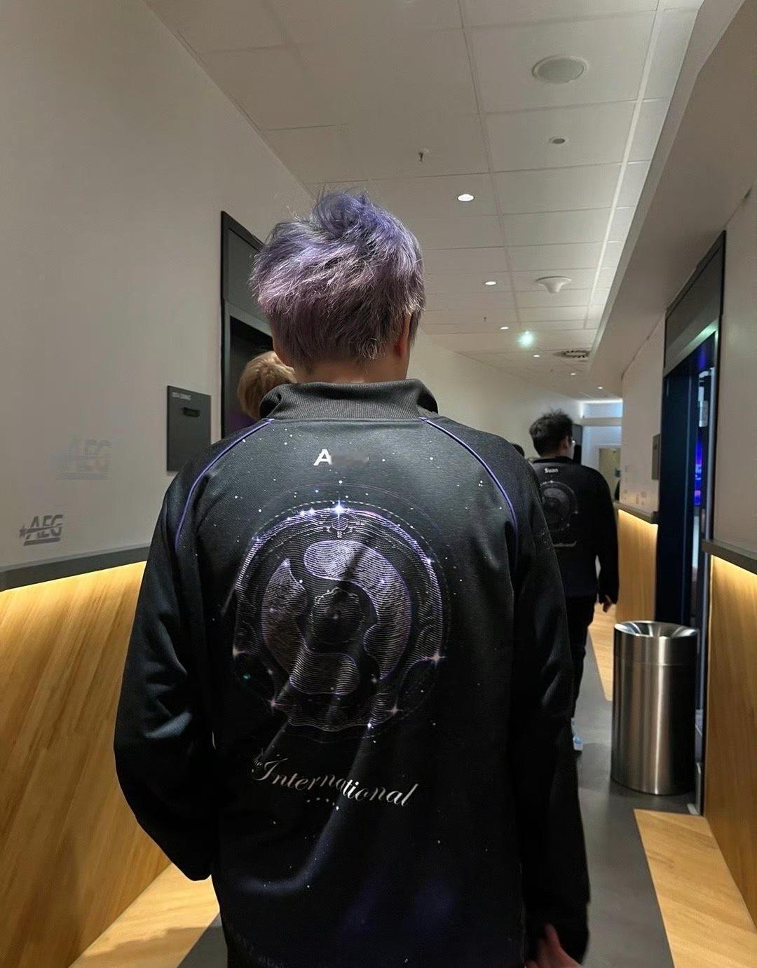查理斯：反正不管怎么说，哥哥明年肯定是最后一年了，我肯定知道一些消息的啊，就像你