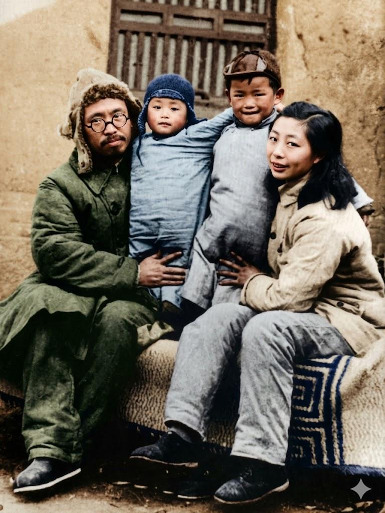 1943年，罗荣桓正领导山东抗日根据地的斗争，军务繁忙的间隙里，这帧照片定格了罗