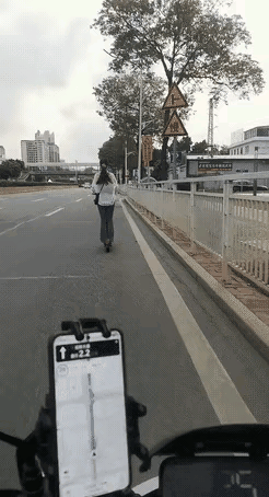 执着跟了一路，白跟了[大哭]