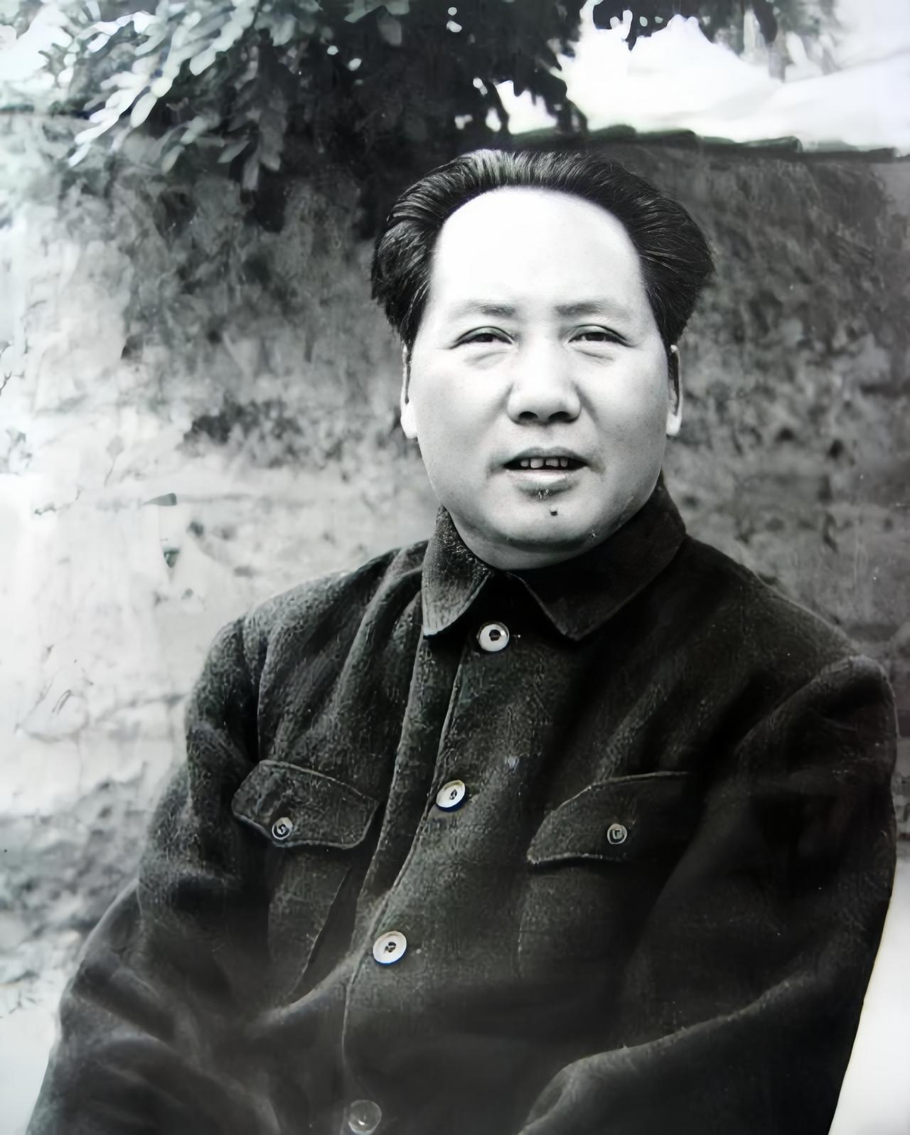 抗美援朝战争期间，即便是彭老总回国了，毛主席依然十分高度关注朝鲜的情况。有一天夜