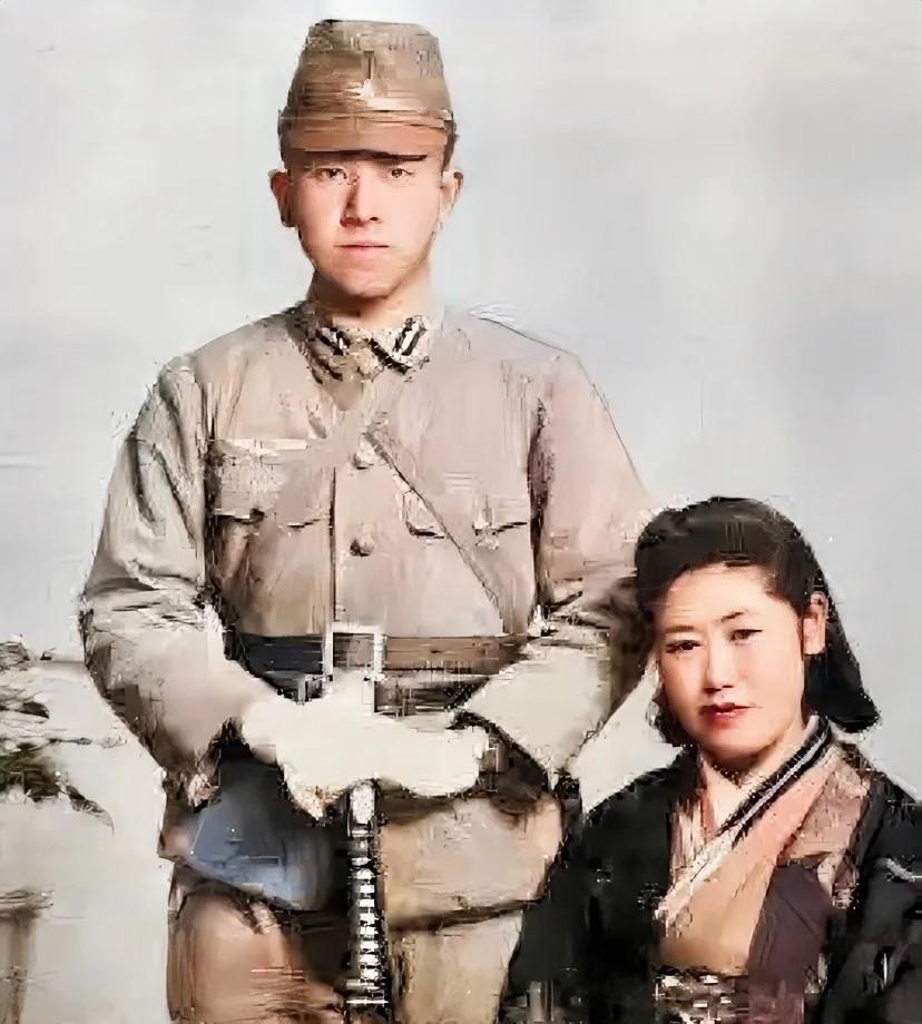 这个日本鬼子在离开本土、侵略出征之前，与老婆合影留下了这张照片，看得出来，它们实