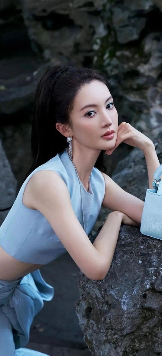 金晨回国后首秀，沉寂沉淀许久，金晨带着长春电影节的舞台正式回归大众视野。赴美进修