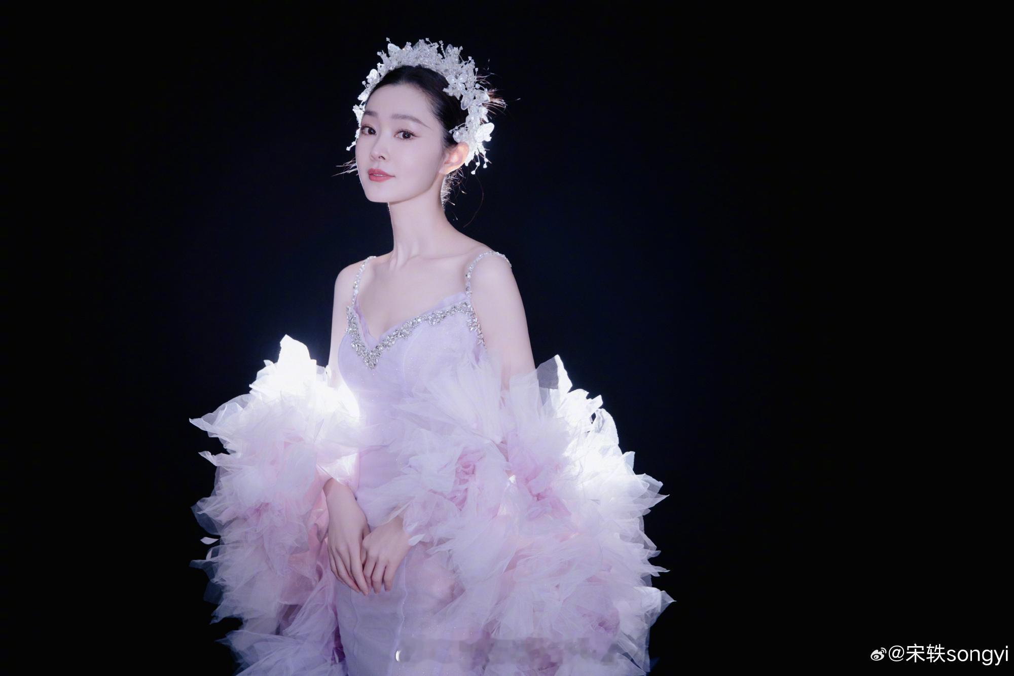 宋轶窈窈倩影抬眼刹那芳华