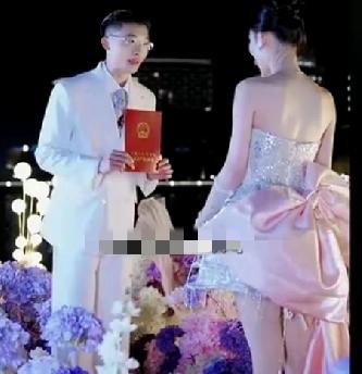 郭有才今日官宣求婚，全网沸腾。这位山东菏泽小伙，10岁丧母，13岁辍学，历经磨难