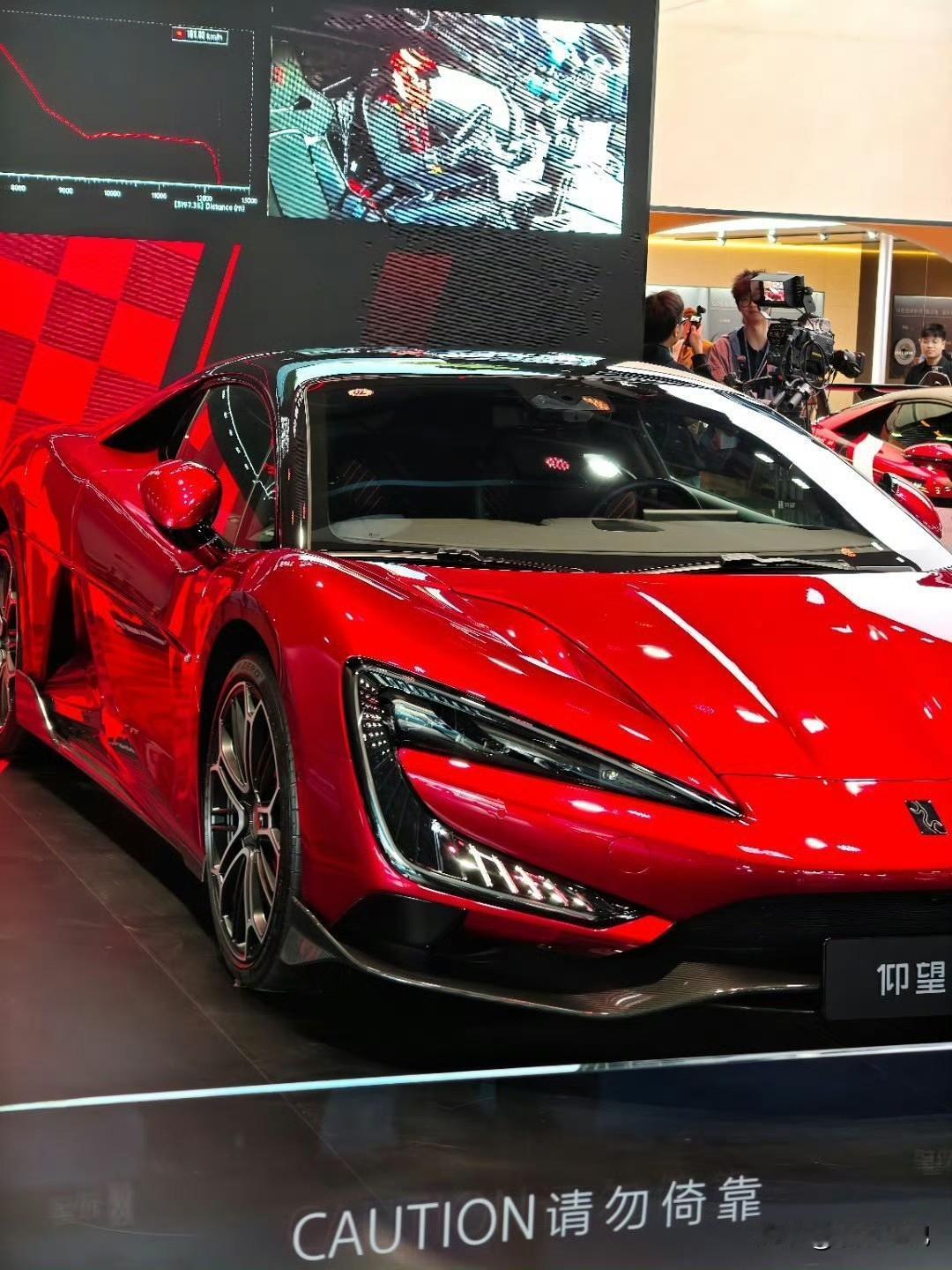 在比亚迪展馆不想走了，主要是车太帅了，太好看了，真的，我说真的！！信不信由你们[