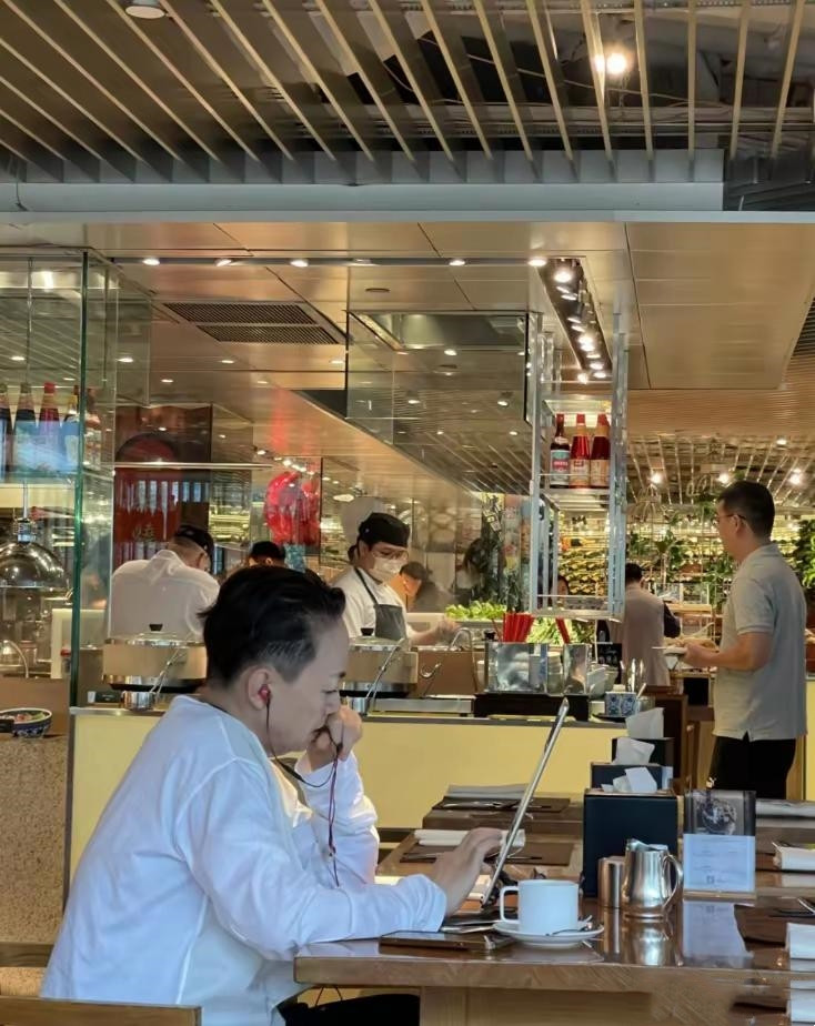 香港偶遇明星宋丹丹，酒店吃早餐的时候发现了一个很潮的老太太，头发很短皮肤巨白，仔