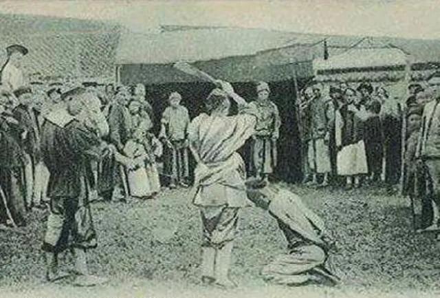 雍正四年正月十八，北京菜市口，行刑队列从宣武门缓缓推进，汪景祺的头颅被砍下，血溅