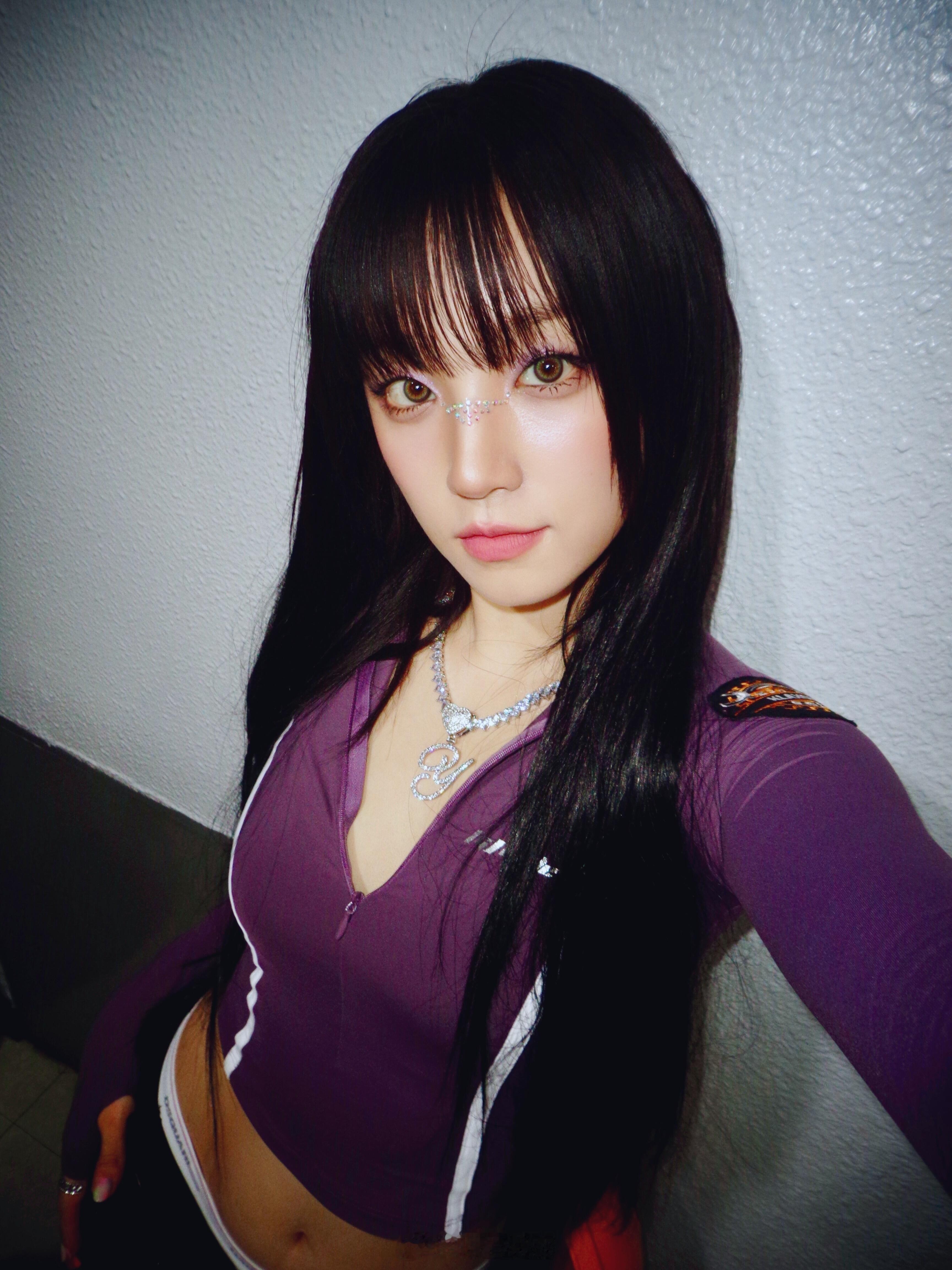 宋雨琦楼梯大片一身紫色热裤，又酷又美