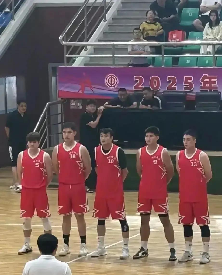 丛明晨现身野球场，发文：“哥几个又聚齐了！”看到丛明晨打野球真的是感慨万千，当打