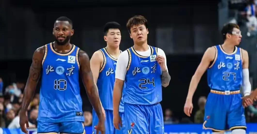 半场16分，这不是CBA，这是教学赛。你看着记分牌：52比16。四川队七次