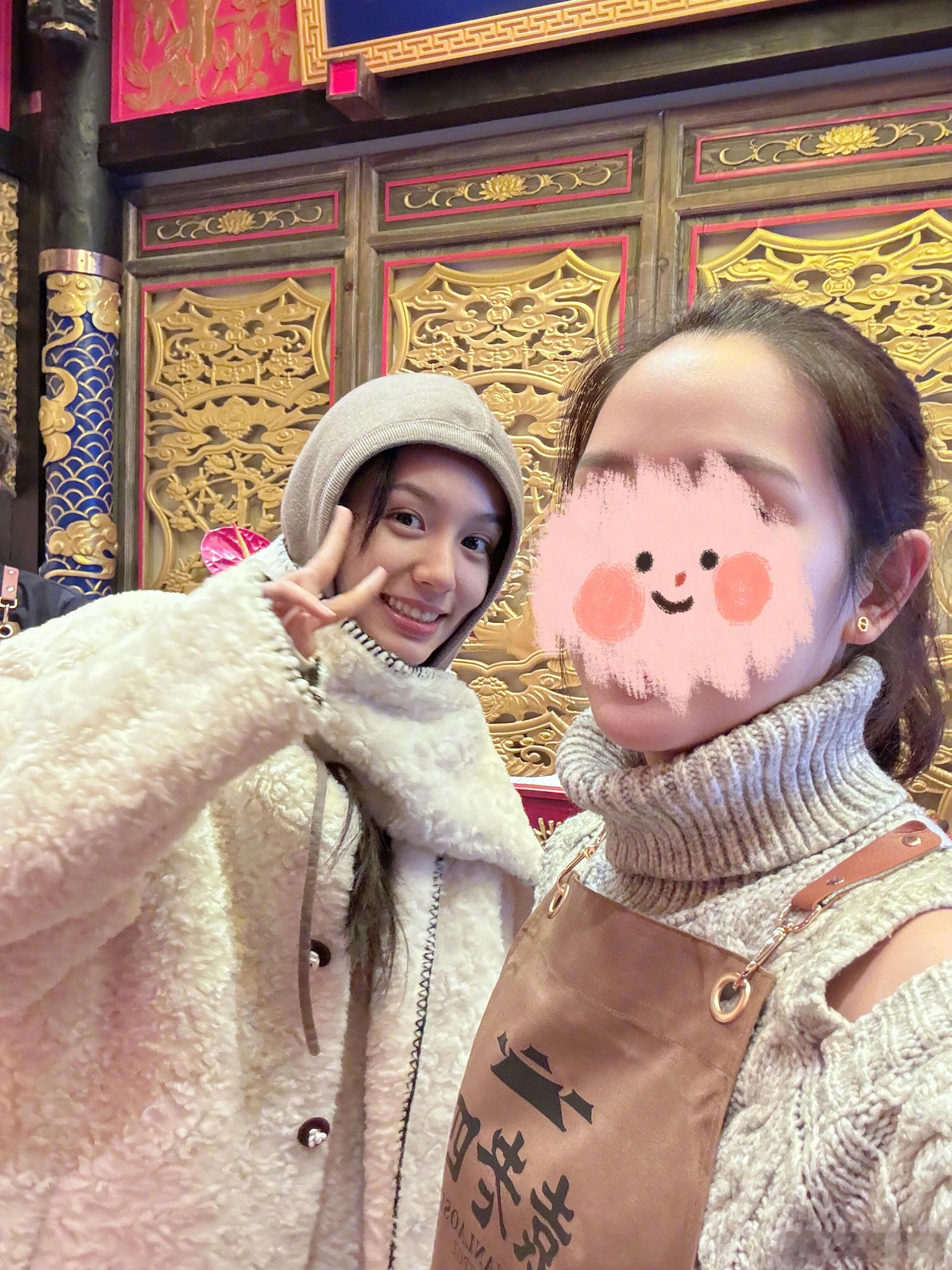 塞维利亚偶遇周也和家人一起吃火锅，幸福的旅行小也，素颜状态好有少年感塞尔维亚偶