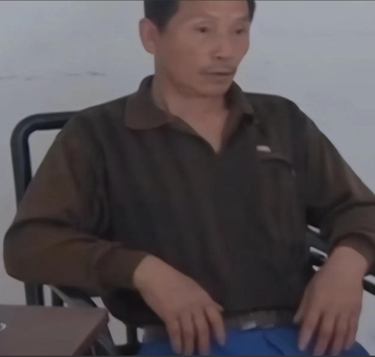 1981年某个夜晚，业务员冯守安突然从梦中惊醒，发现一个陌生男人用电线触碰自己的