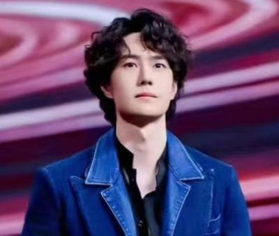 在2026年微博之夜颁奖礼上，王一博凭借高情商从容救场，获全网称赞。颁奖环节中