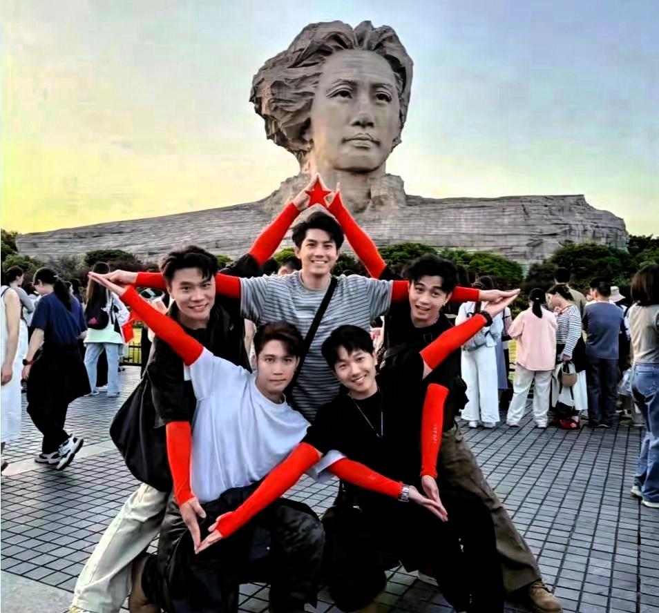恰同学少年，风华正茂，一群青春正好的学子相聚在橘子洲头，身姿舒展，神态从容，简简