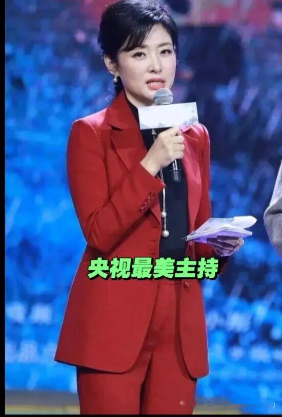 央视名嘴！都63岁了，咋还这么年轻？她的美貌和主持风格惊艳了那个时代！说的就