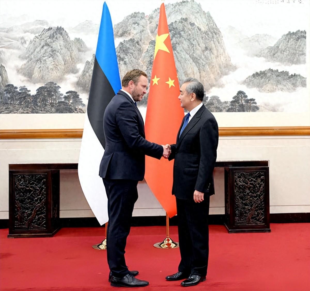 人口才130多万的波罗的海小国爱沙尼亚，最近对华态度突然一百八十度大转弯，强