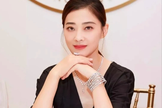 2001年，26岁的梅婷认识了大她5岁的鄢颇，2人相恋3个月后就闪婚了。婚后，梅