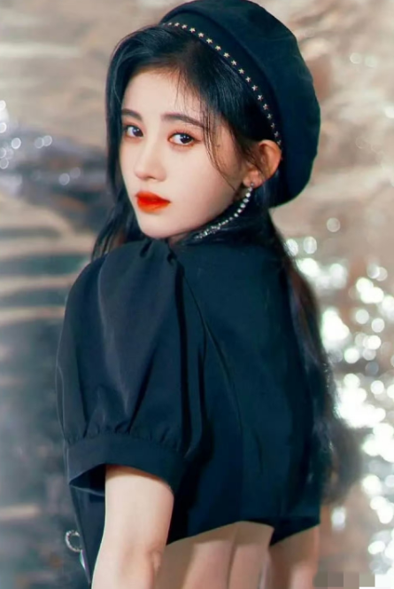 粉丝心疼鞠婧祎，网友们只心疼自己最近，鞠婧祎委托律师曝光前东家违fa行为，鞠