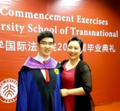 1988年，武汉一名女教师，正沉浸在新婚的生活中。这份喜悦没持续多久，产房外