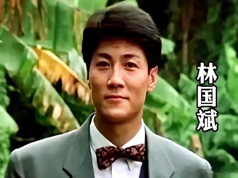 梅艳芳与男友林国斌一同在餐厅用餐时，留下的美好瞬间。当时梅艳芳28岁，美丽大方。