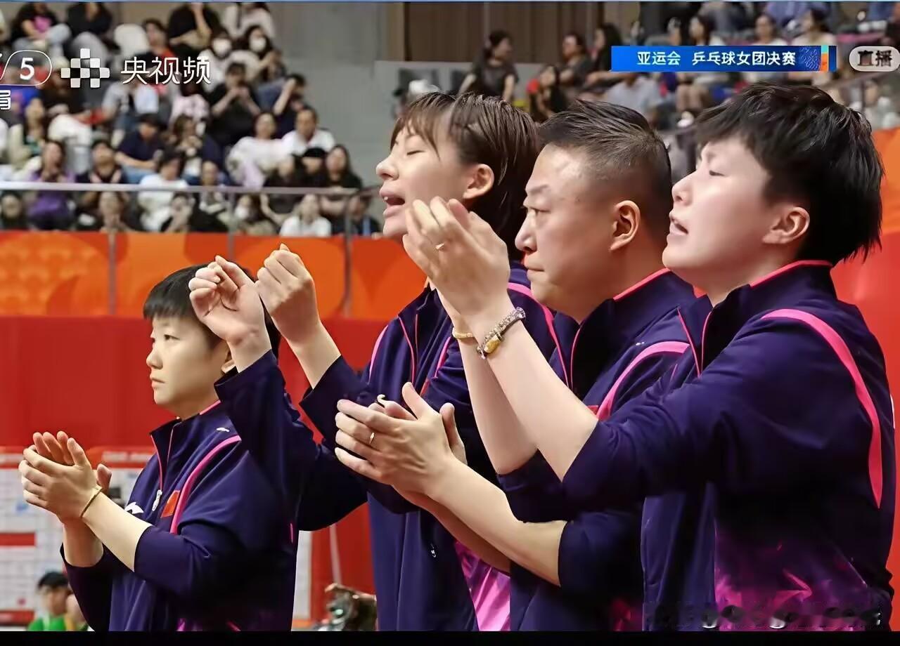 亚运会乒乓球两场团体决赛，发现一个有趣的现象：男乒暂停时，大多是主帅王皓布置战术