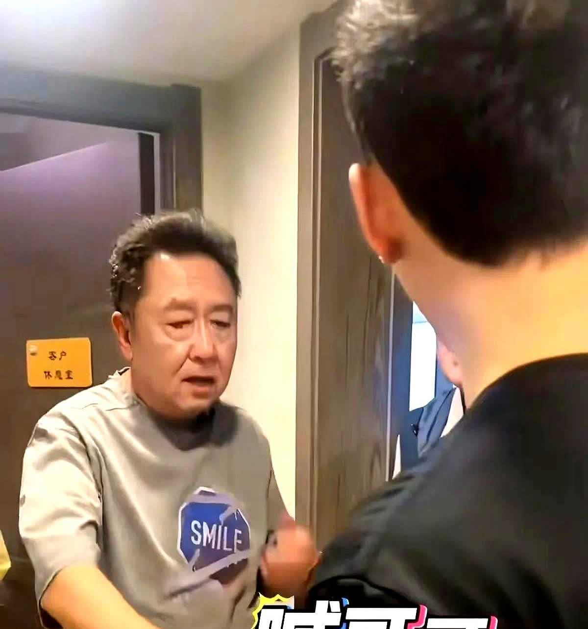 5月23日，朱时茂带着34岁儿子朱青阳与好友于谦聚会，于谦让朱时茂的儿子叫自己哥