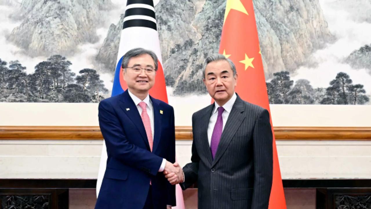 事关王毅外长访韩，韩方十分钟内改了两次说法。最初只说中韩外长会晤，青瓦台拜会