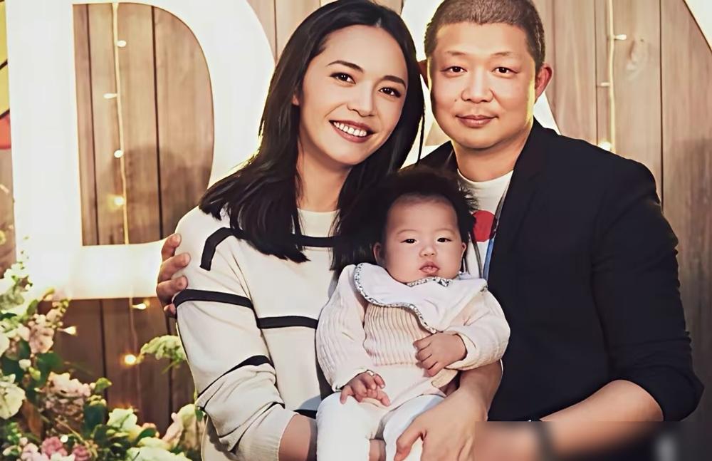 别信什么体面分手了。姚晨曹郁12年前就被曝分居，今天官宣，只是把当年的传闻砸实了