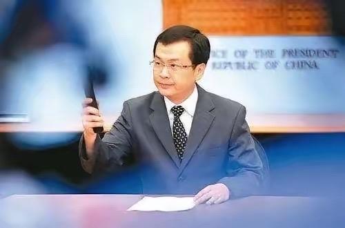 罗智强今天建议侯汉廷加入民进党！这事儿真够逗的。罗智强自己在台上说，让侯汉廷