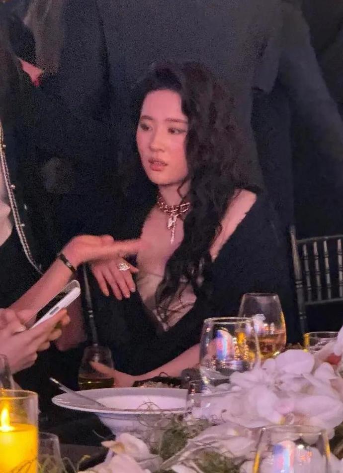刘亦菲喝醉酒微醺的状态被拍到，脸上已经泛起了红晕，被拍到后眼神微怒​
