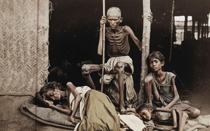 1877年，印度马德拉斯饥荒期间，中心的男子瘦得只剩骨架，皮肤紧紧贴在骨头上，他