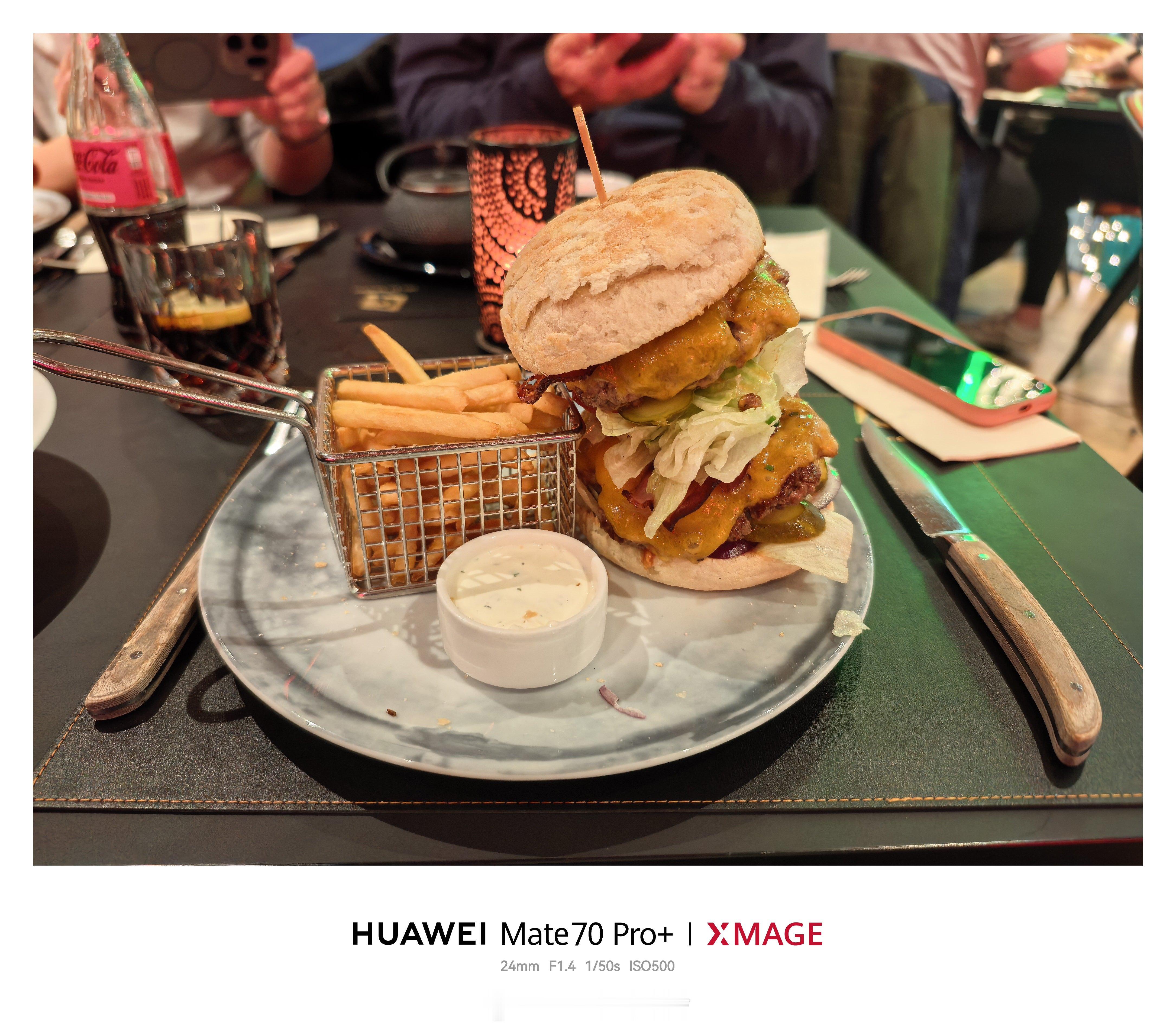 昨天晚餐点了一个双层芝士牛肉汉堡。这让我怎么下嘴啊