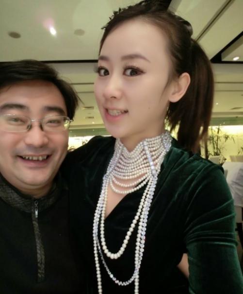 2013年，前电视台主持人纪英男实名举报国家档案局原副司长范悦，称其隐瞒已婚事实