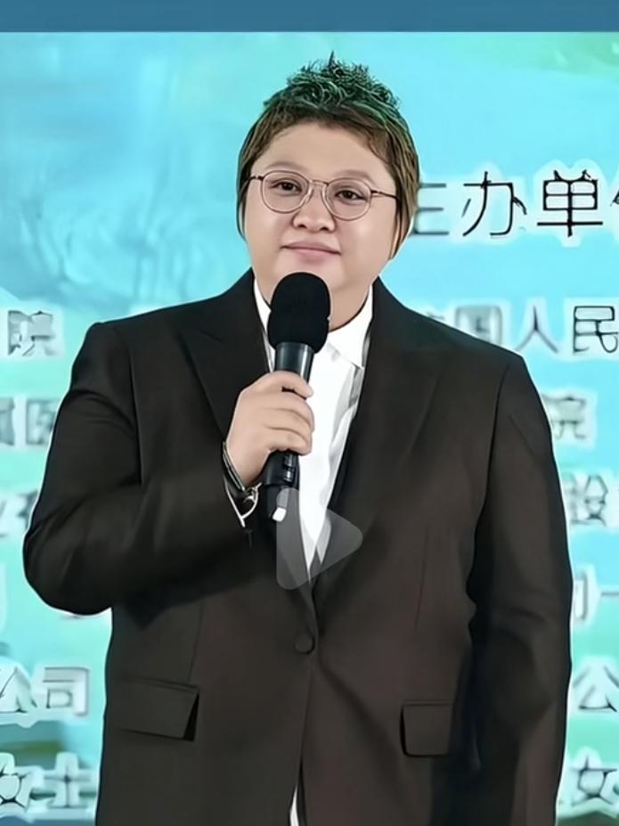 春晚演员名单出来了！哪个大腕出来也无所谓，对春晚不感兴趣。但是今年有爱心大使