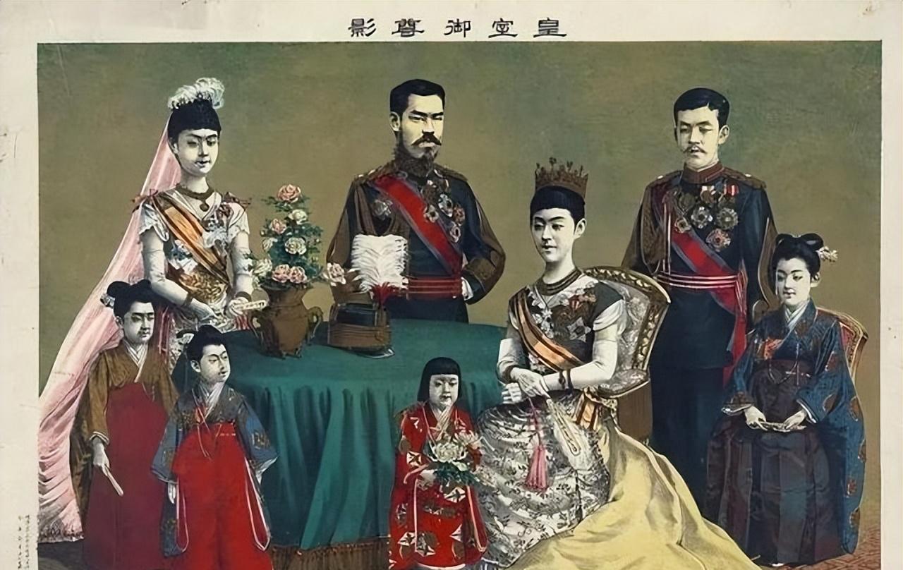 家庭是用夫妻关系与子女关系构成的最小的社会生活共同体，它不断维持着最直接的人类社