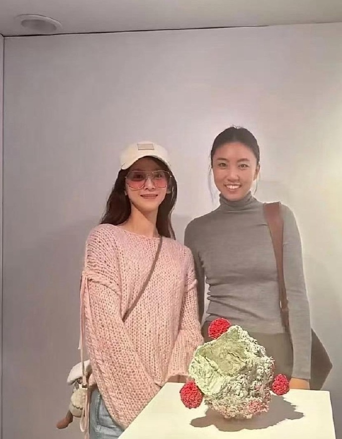 刘强东的老婆就是不一般啊，虽然看上去年轻，但气质真的很出众，这就是大佬的眼光​