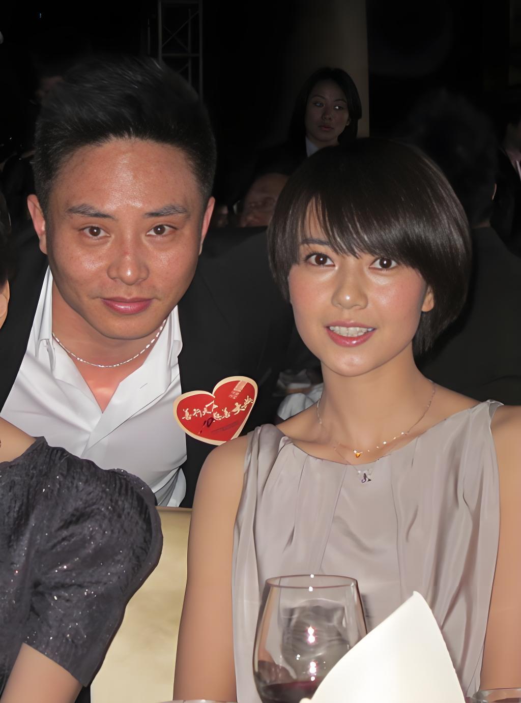 🌙2000年，出道不久的高圆圆迷恋上了张亚东，发起倒追。5年后，26岁的高圆圆